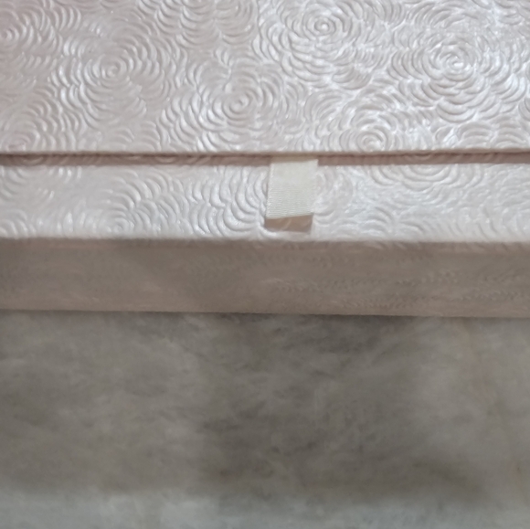 2 Decorative Gift Boxes Fantastic Way to Wrap a Special Gift or Display NWT - Picture 8 of 10